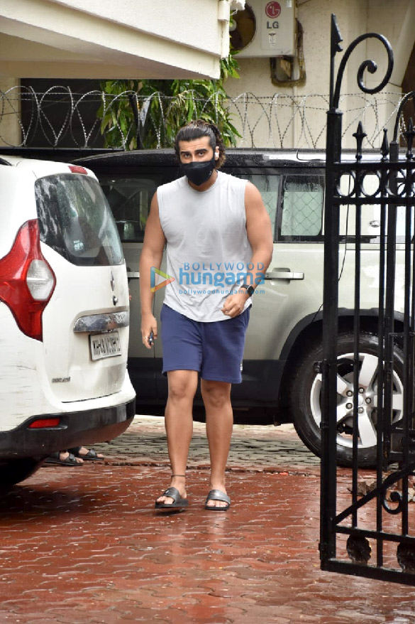Photos: Arjun Kapoor snapped in Juhu Photos: Arjun Kapoor snapped in Juhu