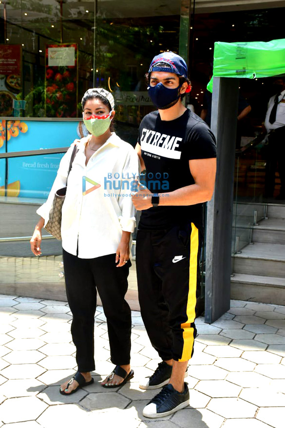 Photos: Gurmeet Choudhary and Debina Bonnerjee spotted at Foodhall in Santacruz Photos: Gurmeet Choudhary and Debina Bonnerjee spotted at Foodhall in Santacruz