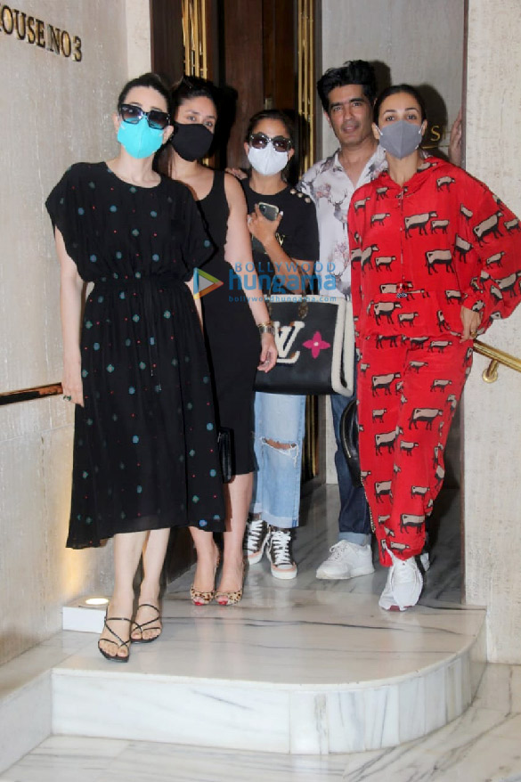 Photos: Kareena Kapoor Khan, Malaika Arora, Karisma Kapoor and others snapped at Manish Malhotra’s house in Bandra Photos: Kareena Kapoor Khan, Malaika Arora, Karisma Kapoor and others snapped at Manish Malhotra’s house in Bandra