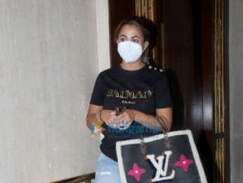 Photos: Kareena Kapoor Khan, Malaika Arora, Karisma Kapoor, and Amrita Arora snapped at Manish Malhotra's house in Bandra