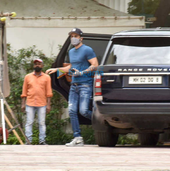 Photos: Ranbir Kapoor snapped at YRF studios in Andheri Photos: Ranbir Kapoor snapped at YRF studios in Andheri