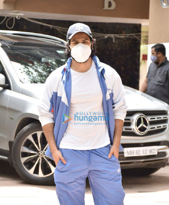 Photos: Varun Dhawan snapped at the gym in Juhu Photos: Varun Dhawan snapped at the gym in Juhu