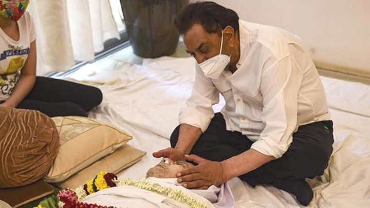 HEART-BREAKING: Dharmendra BREAKS DOWN at Dilip Kumar’s funeral: “Jannat naseeb ho Dilip saab ko”
