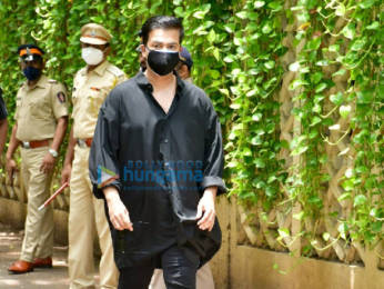 Photos: Celebs arrives at Dilip Kumar's residence to pay their last respects