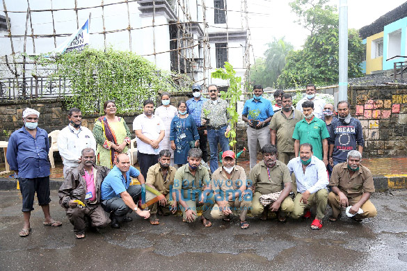 Photos: Gulshan Grover snapped with Vishvas Mote, Dr. Anusha Srinivasan Iyer, Vedant Gill at BMC’s Be A Tree Parent MEGA Vriksha Campaign Photos: Gulshan Grover snapped with Vishvas Mote, Dr. Anusha Srinivasan Iyer, Vedant Gill at BMC’s Be A Tree Parent MEGA Vriksha Campaign