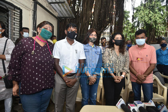 Photos: Kajol, Dr.Aneel Kashi Murarka, Saniya Saiyad, Anusha S Iyer and Vishvas Mote distribute raincoats to BMC workers Photos: Kajol, Dr.Aneel Kashi Murarka, Saniya Saiyad, Anusha S Iyer and Vishvas Mote distribute raincoats to BMC workers