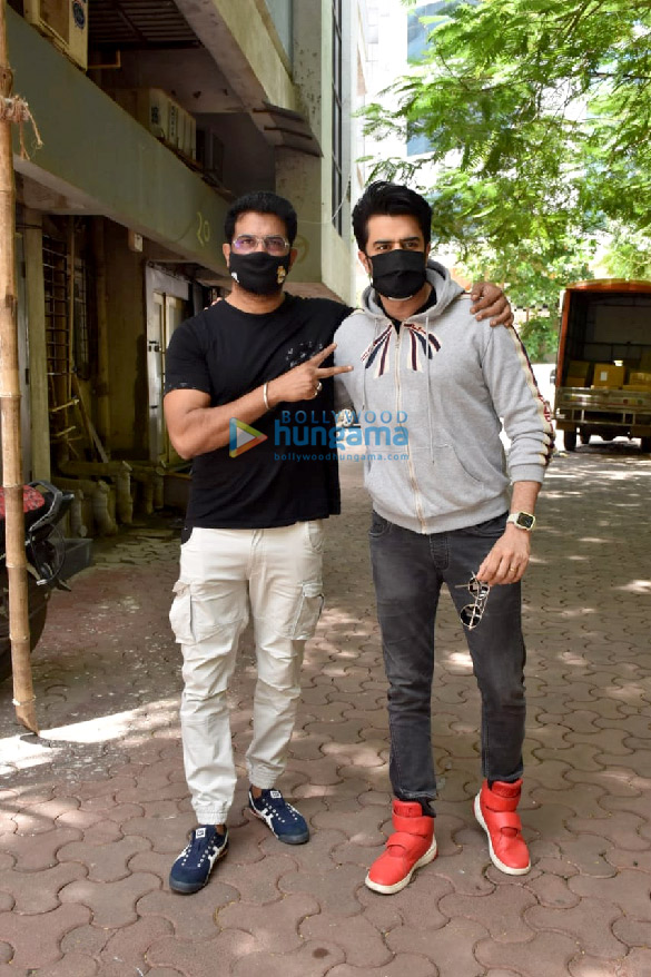 Photos: Maniesh Paul and Sharad Kelkar spotted in Andheri Photos: Maniesh Paul and Sharad Kelkar spotted in Andheri