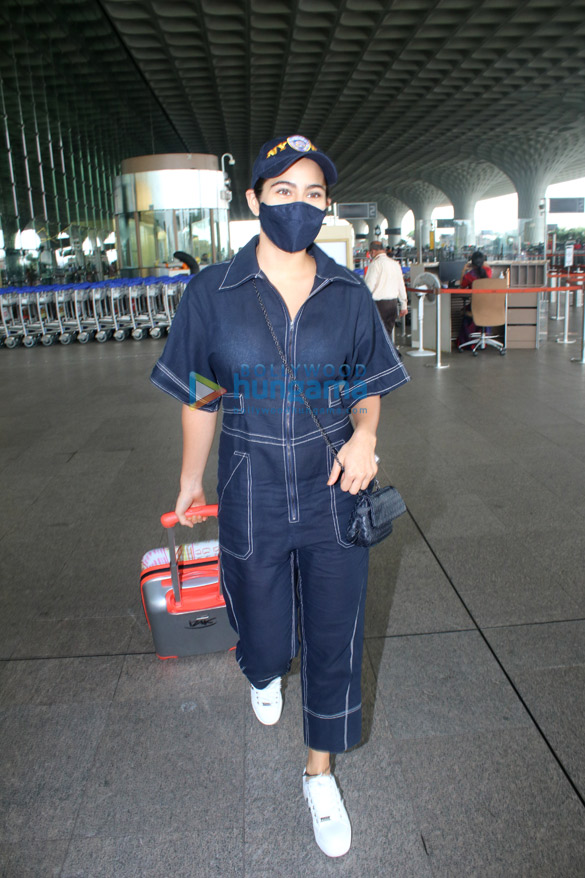 Photos: Sara Ali Khan, Tamannaah Bhatia and others snapped at the airport Photos: Sara Ali Khan, Tamannaah Bhatia and others snapped at the airport