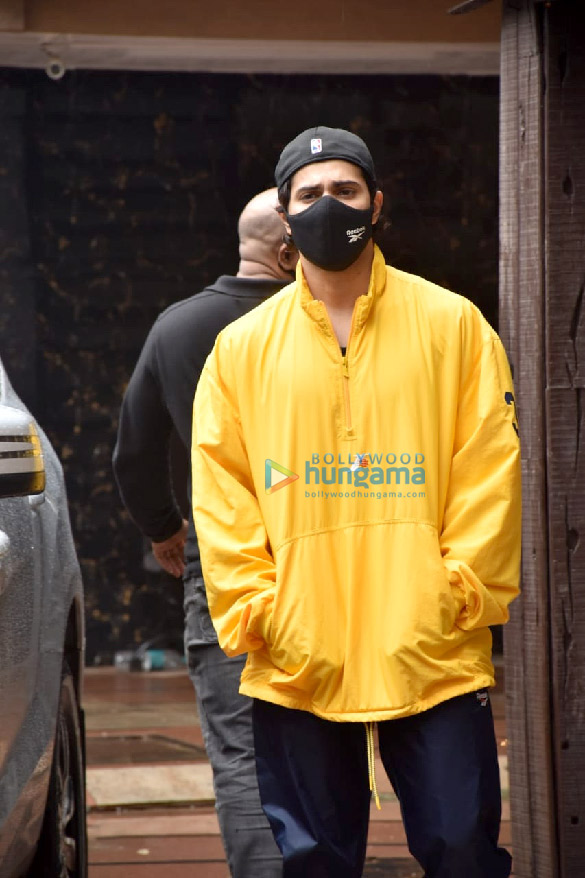 Photos: Varun Dhawan and Vatsal Sheth snapped at the gym in Juhu Photos: Varun Dhawan and Vatsal Sheth snapped at the gym in Juhu