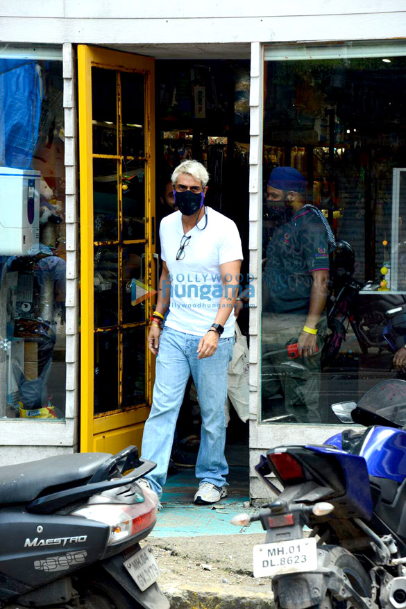 Photos: Arjun Rampal snapped at a Bandra pet shop Photos: Arjun Rampal snapped at a Bandra pet shop