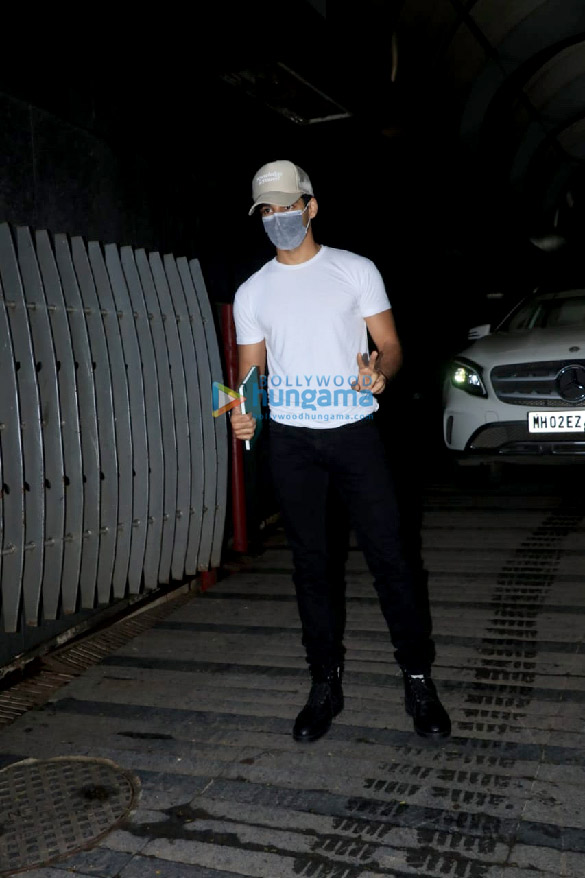 Photos: Ishaan Khatter snapped in Bandra Photos: Ishaan Khatter snapped in Bandra