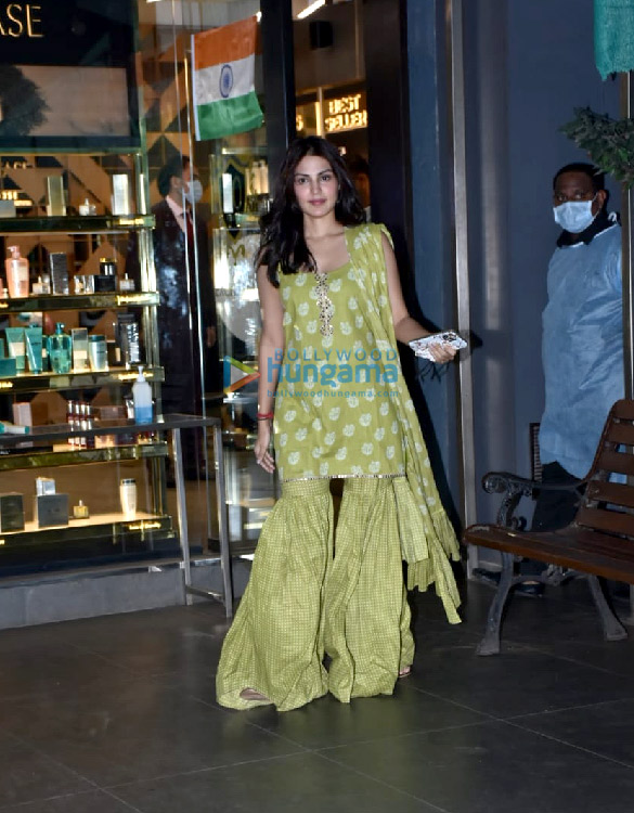 Photos: Rhea Chakraborty snapped at a salon in Juhu Photos: Rhea Chakraborty snapped at a salon in Juhu