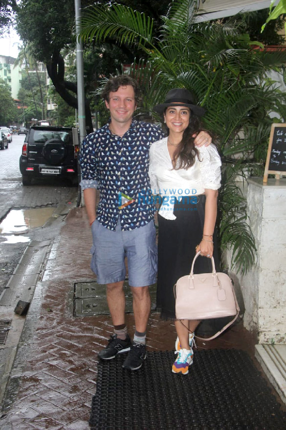 Photos: Shriya Saran spotted outside a cafe in Bandra Photos: Shriya Saran spotted outside a cafe in Bandra