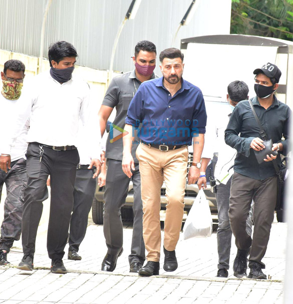 Photos: Sunny Deol, Pooja Bhatt and Shreya Dhanwanthary snapped post a shoot in Juhu Photos: Sunny Deol, Pooja Bhatt and Shreya Dhanwanthary snapped post a shoot in Juhu