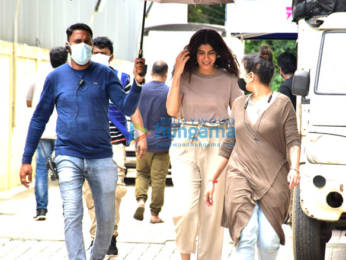 Photos: Sunny Deol, Pooja Bhatt and Shreya Dhanwanthary snapped post shoot in Juhu