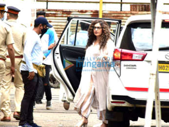 Photos: Sunny Deol, Pooja Bhatt and Shreya Dhanwanthary snapped post shoot in Juhu