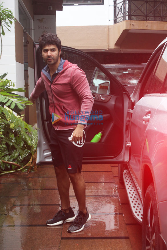 Photos: Varun Dhawan snapped at a gym in Juhu Photos: Varun Dhawan snapped at a gym in Juhu