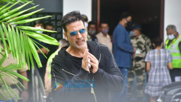 Photos: Akshay Kumar snapped with family snapped at Kalina airport