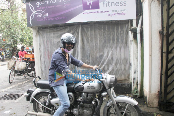 Photos: Kartik Aaryan spotted outside Mehboob studio in Bandra Photos: Kartik Aaryan spotted outside Mehboob studio in Bandra