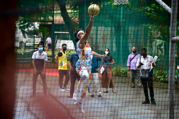 Photos: Ranveer Singh snapped shooting for an Advertisement in Bandra Photos: Ranveer Singh snapped shooting for an Advertisement in Bandra