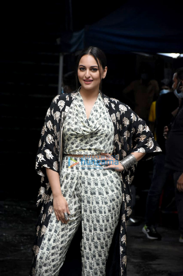 Photos: Sonakshi Sinha, Madhuri Dixit and Jasmin Bhasin spotted on the sets of Dance Deewane in Goregaon Photos: Sonakshi Sinha, Madhuri Dixit and Jasmin Bhasin spotted on the sets of Dance Deewane in Goregaon