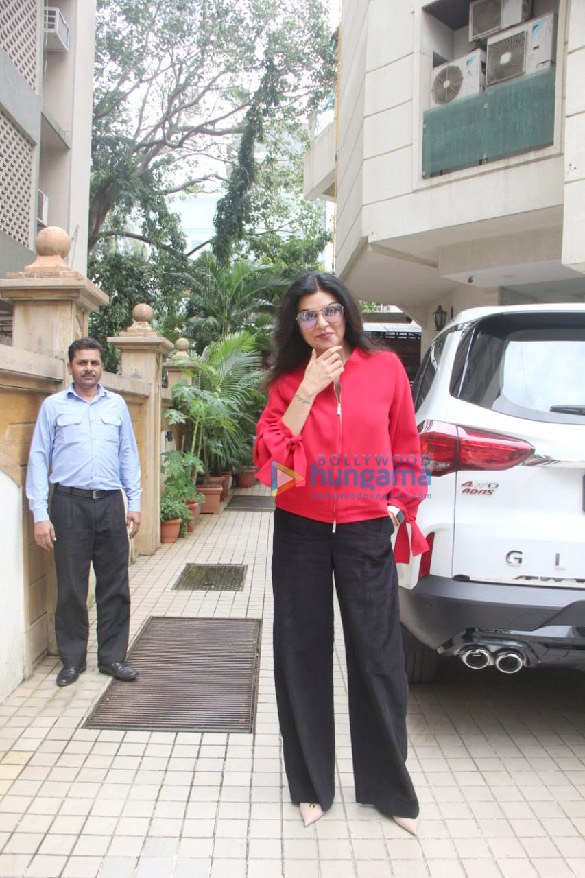 Photos: Sushmita Sen spotted outside a dubbing studio in Khar Photos: Sushmita Sen spotted outside a dubbing studio in Khar