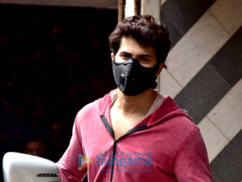 Photos: Varun Dhawan snapped at the gym in Juhu