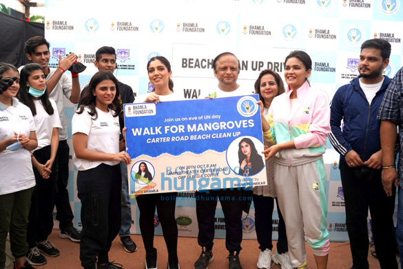 Photos: Bhumi Pednekar snapped participating in the Beach Cleanup drive at Carter Road, Bandra Photos: Bhumi Pednekar snapped participating in the Beach Cleanup drive at Carter Road, Bandra