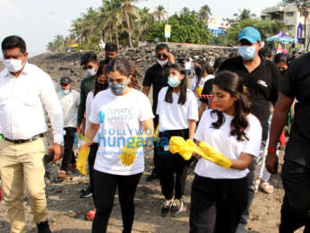 Photos: Bhumi Pednekar snapped participating in the Beach Cleanup drive at Carter Road, Bandra