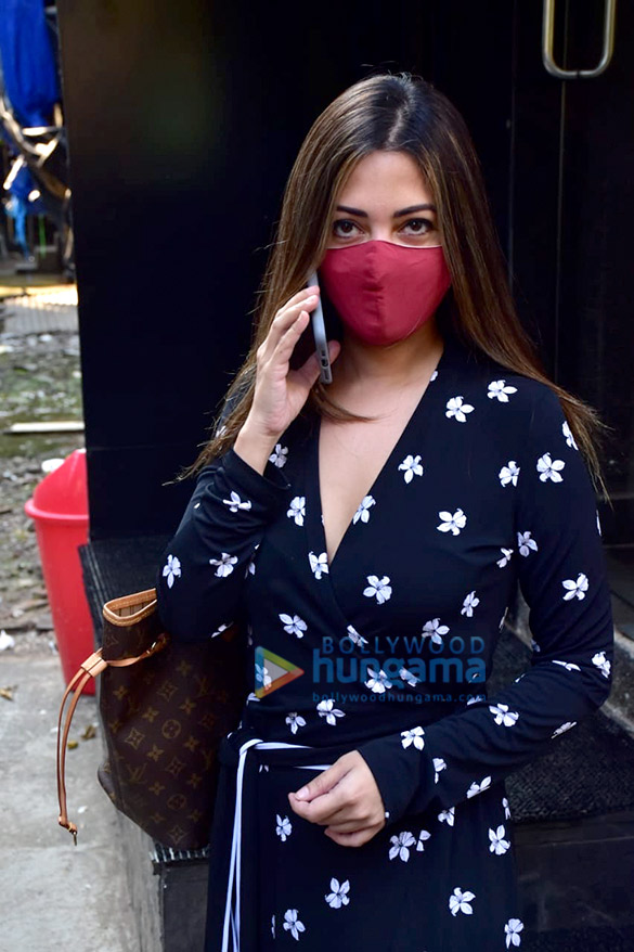 Photos: Riya Sen snapped in Juhu Photos: Riya Sen snapped in Juhu