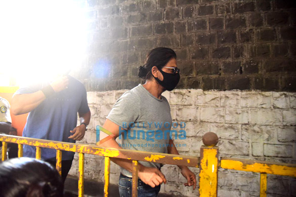 Photos: Shah Rukh Khan snapped at Arthur Road Jail to meet Aryan Khan Photos: Shah Rukh Khan snapped at Arthur Road Jail to meet Aryan Khan