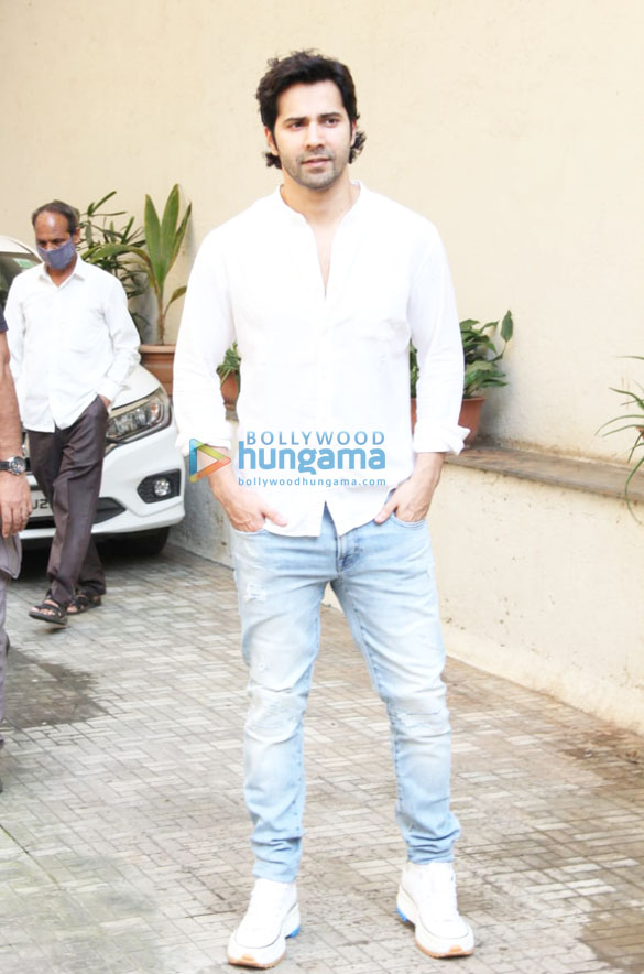 Photos: Varun Dhawan spotted at the Dharma Productions office in Khar Photos: Varun Dhawan spotted at the Dharma Productions office in Khar