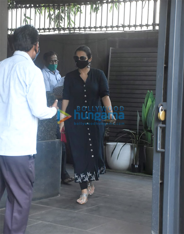 Photos: Vidya Balan snapped in Bandra Photos: Vidya Balan snapped in Bandra