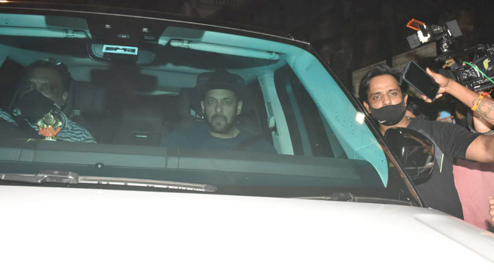 Spotted: Salman Khan at Shah Rukh Khan’s house Mannat