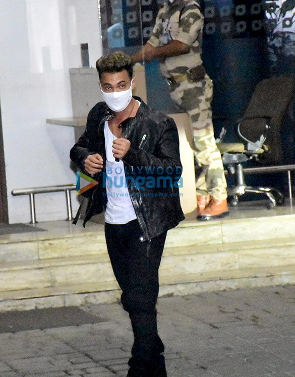 Photos: Aayush Sharma, Salman Khan, Mahima Makwana and Bhumi Pednekar spotted at Kalina airport Photos: Aayush Sharma, Salman Khan, Mahima Makwana and Bhumi Pednekar spotted at Kalina airport