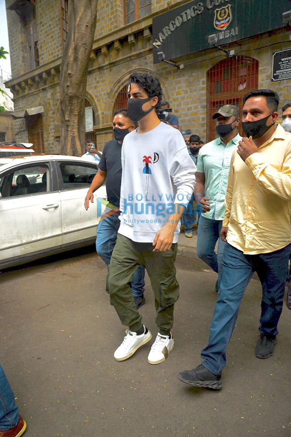 Photos: Aryan Khan snapped leaving from the NCB office Photos: Aryan Khan snapped leaving from the NCB office
