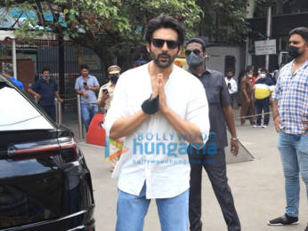 Photos: Kartik Aaryan snapped visiting Siddhivinayak temple