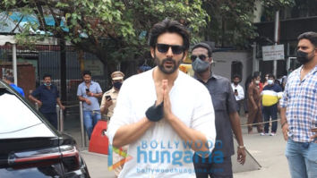 Photos: Kartik Aaryan snapped visiting Siddhivinayak temple