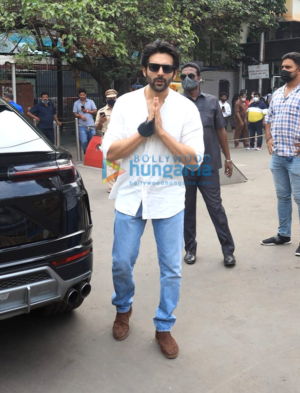 Photos: Kartik Aaryan snapped visiting Siddhivinayak temple Photos: Kartik Aaryan snapped visiting Siddhivinayak temple