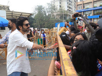 Photos: Kartik Aaryan snapped visiting Siddhivinayak temple