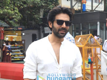 Photos: Kartik Aaryan snapped visiting Siddhivinayak temple