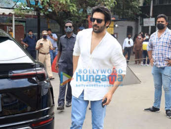 Photos: Kartik Aaryan snapped visiting Siddhivinayak temple