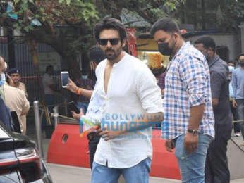 Photos: Kartik Aaryan snapped visiting Siddhivinayak temple