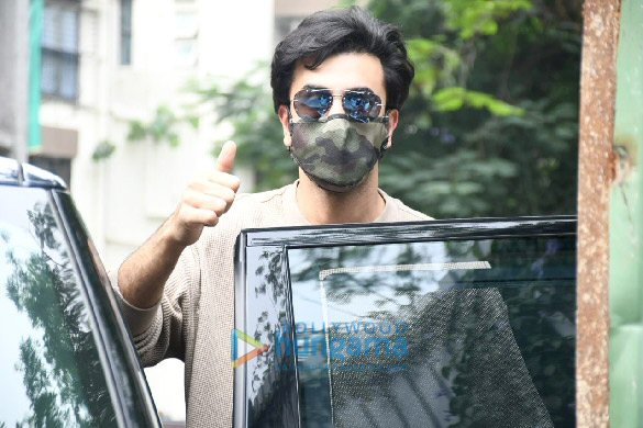 Photos: Ranbir Kapoor, Alia Bhatt and Neetu Singh snapped at Krishna Raj Kapoor’s bungalow Photos: Ranbir Kapoor, Alia Bhatt and Neetu Singh snapped at Krishna Raj Kapoor’s bungalow