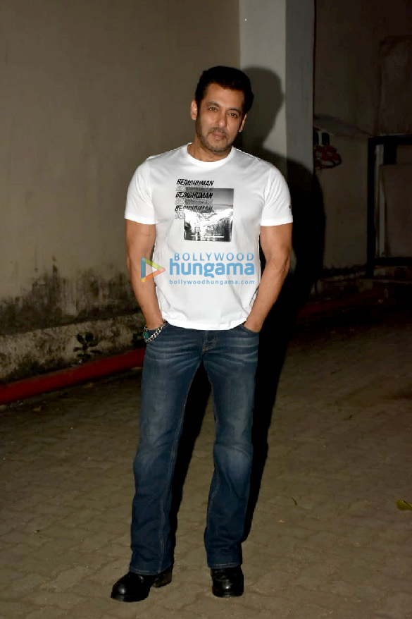 Photos: Salman Khan snapped at Mehboob Studios in Bandra for Antim – The Final Truth press meet Photos: Salman Khan snapped at Mehboob Studios in Bandra for Antim – The Final Truth press meet