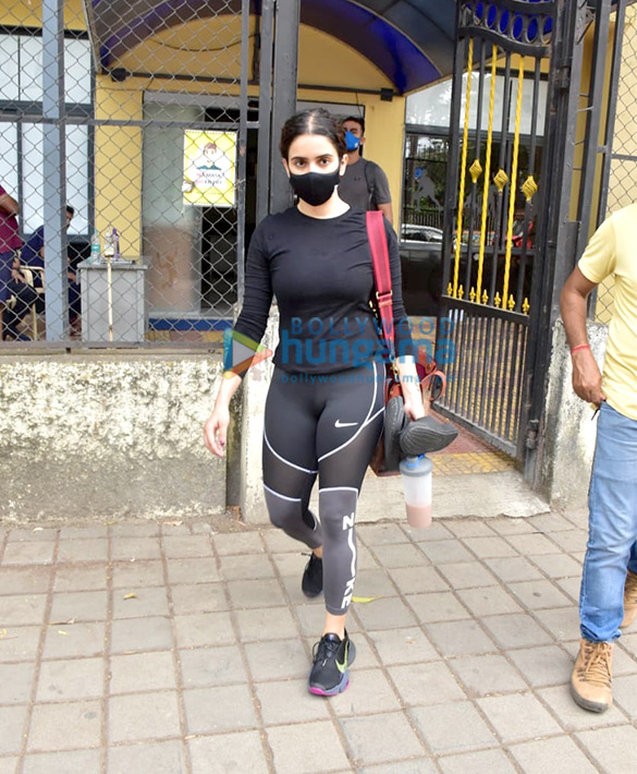 Photos: Sanya Malhotra snapped in Juhu Photos: Sanya Malhotra snapped in Juhu
