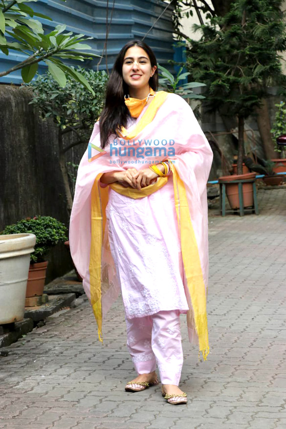 Photos: Sara Ali Khan snapped at Anand L Rai office in Andheri Photos: Sara Ali Khan snapped at Anand L Rai office in Andheri