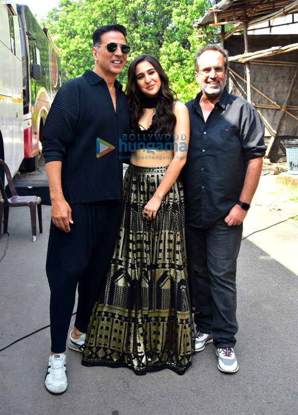 Photos: Akshay Kumar, Sara Ali Khan, and Aanand. L. Rai snapped promoting Atrangi Re on the sets of The Kapil Sharma Show Photos: Akshay Kumar, Sara Ali Khan, and Aanand. L. Rai snapped promoting Atrangi Re on the sets of The Kapil Sharma Show