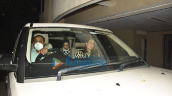 Photos: Kareena Kapoor Khan, Karisma Kapoor, Malaika Arora and others snapped at Karan Johar’s house in Bandra