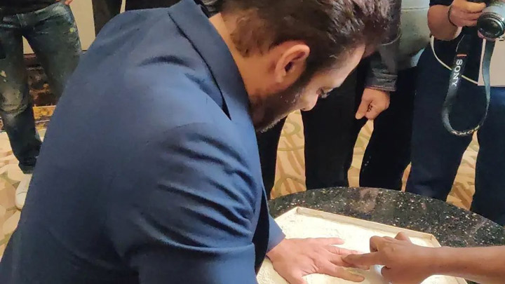 WOW- Salman Khan’s hand prints taken for the Wall of Fame at Boulevard, Saudi Arabia